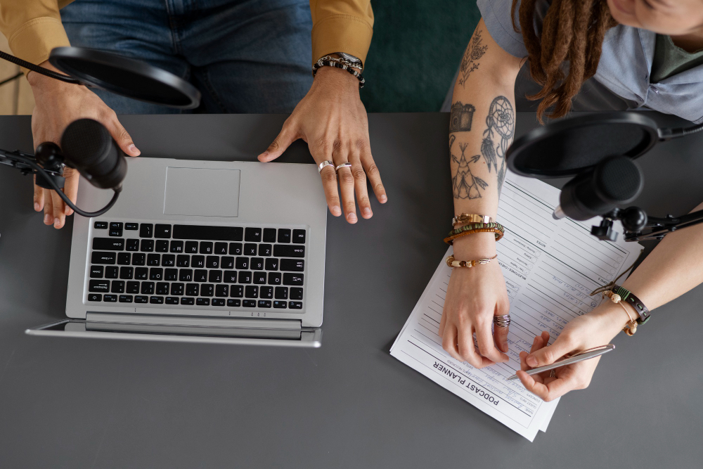 Influenciadores digitais e equipe de marketing reunidos planejando campanha publicitária e contrato de parceria para redes sociais.