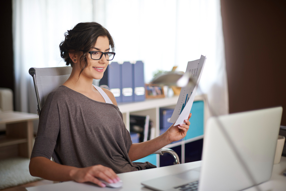 Profissional em ambiente de trabalho moderno analisando contrato publicitário com atenção, representando a importância da revisão jurídica especializada em Campinas para evitar cláusulas abusivas e proteger interesses contratuais. 